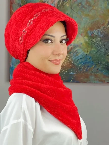 Peluş Siyah Kare Taş Detaylı Şapka - Kırmızı